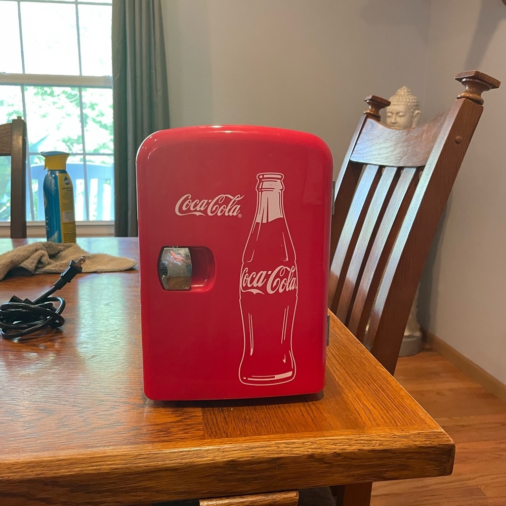 6 can Coke mini fridge
